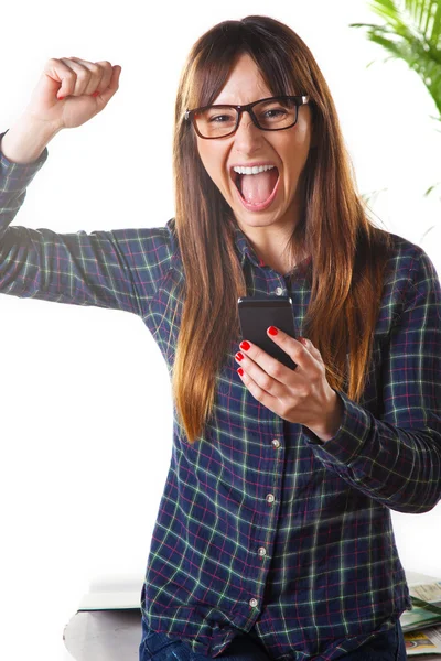 Ung kvinna firar hennes framgång och angående en telefon — Stockfoto