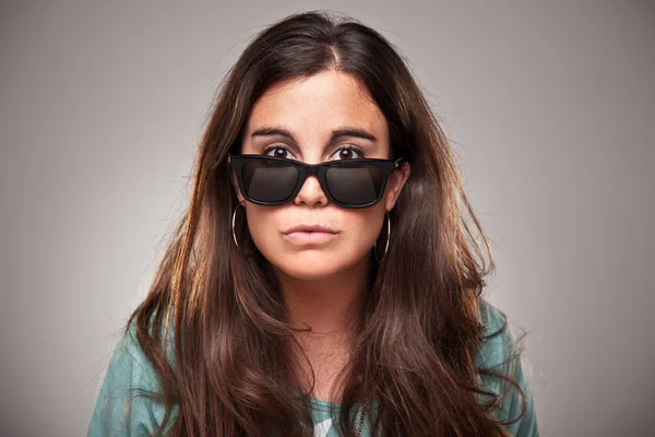 Retrato de mujer joven con gafas de sol de moda —  Fotos de Stock