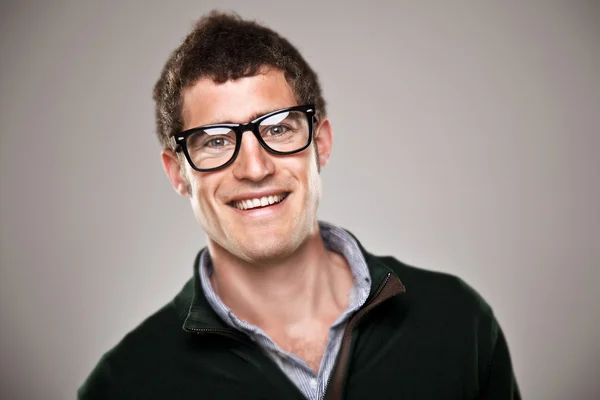 Retrato de un chico normal sonriendo sobre fondo gris . —  Fotos de Stock