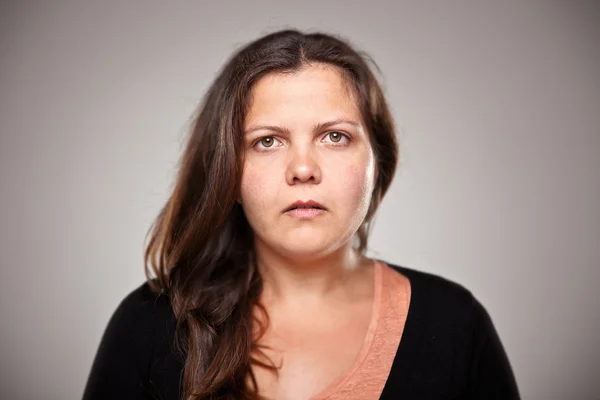 Portret van een normale vrouw over grijze achtergrond — Stockfoto