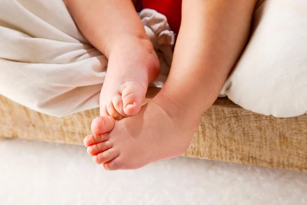 Detalj av fötter på lilla baby — Stockfoto