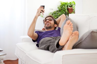 genç adam rahatça koltukta uzanan