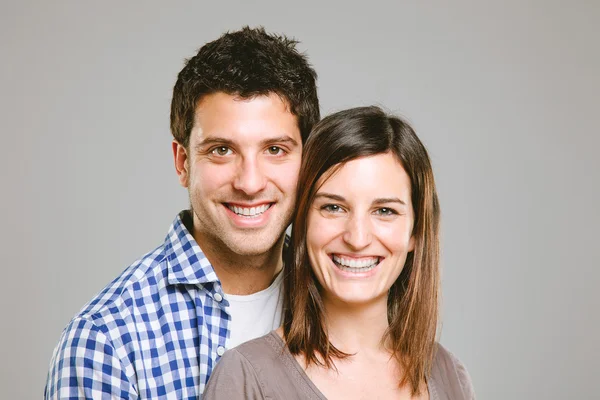 漂亮年轻幸福微笑着夫妇的肖像 — 图库照片