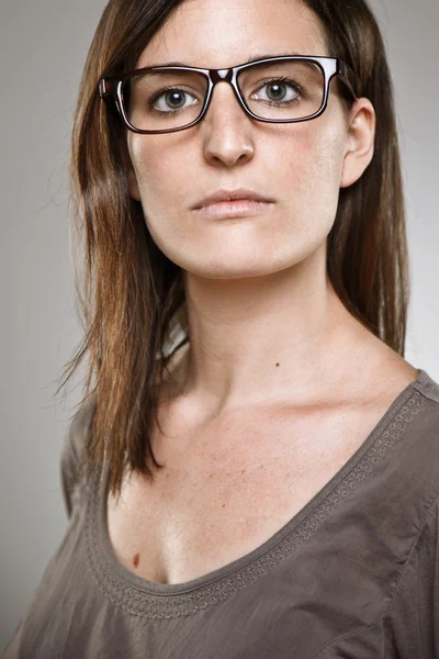 Ritratto di una giovane donna normale su sfondo grigio — Foto Stock