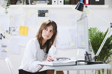 ofiste çalışan genç kadın yaratıcı tasarımcı.