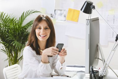 ofiste çalışan genç kadın yaratıcı tasarımcı.