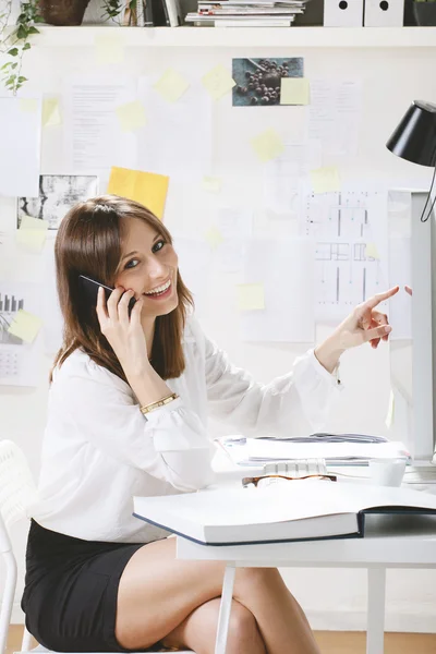 Mujer joven diseñador creativo que apunta a la pantalla de la computadora . —  Fotos de Stock