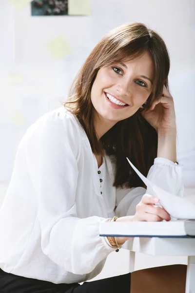 Mujer joven diseñadora creativa trabajando en la oficina . — Foto de Stock