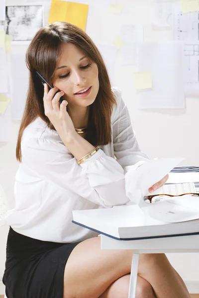 Mujer joven diseñadora creativa trabajando en la oficina . — Foto de Stock