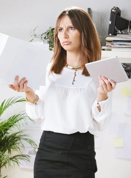 Benadrukt jonge creatieve ontwerper vrouw in office. — Stockfoto