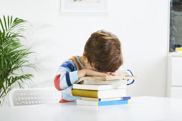 Trött skolpojke studerar i hem. — Stockfoto