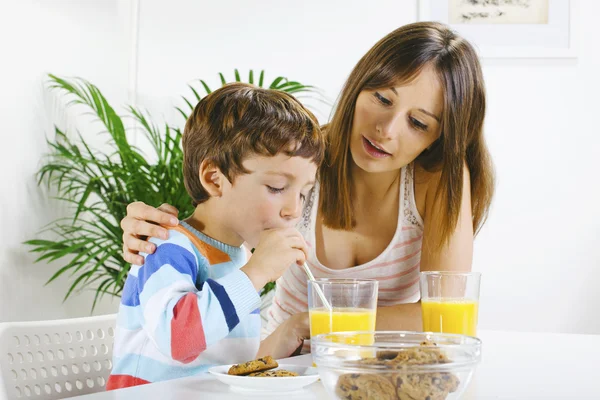 Mãe e filho tomando café da manhã . — Fotografia de Stock