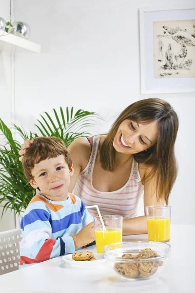 Mor och son med frukost. — Stockfoto