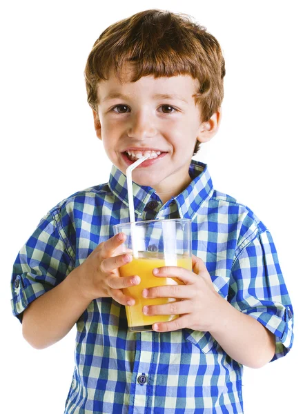 Niño con camisa a cuadros bebiendo un zumo de naranja fresco . — Foto de Stock