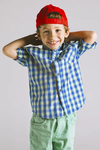 Porträtt av en liten pojke i studio. — Stockfoto
