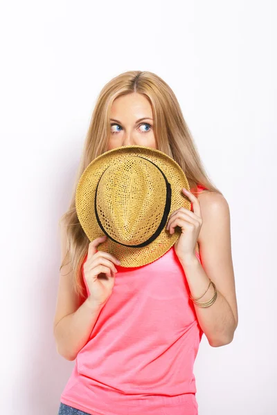 Mujer rubia divertida con sombrero de paja aislado en blanco — Foto de Stock