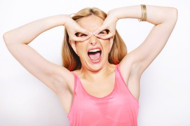 sarışın kadın komik ifadeler üzerinde beyaz izole yapıyor