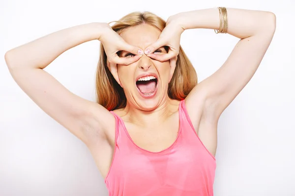 Mujer rubia haciendo expresiones divertidas aisladas en blanco —  Fotos de Stock