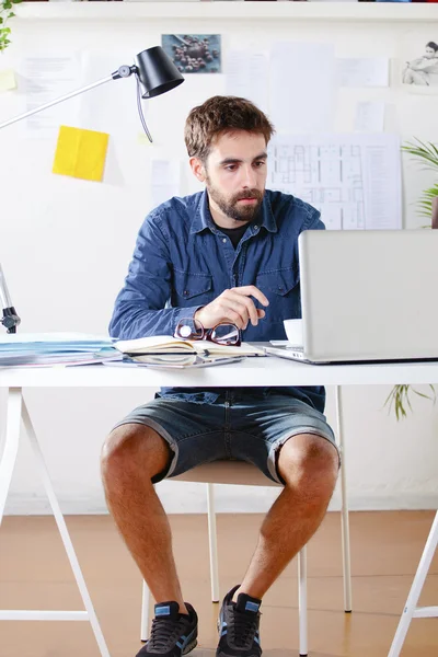 Jeune homme créateur travaillant au bureau . — Photo