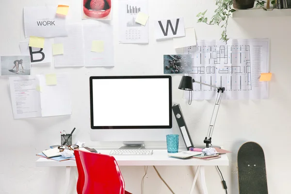 Moderne creatieve werkruimte met computer en rode stoel. — Stockfoto