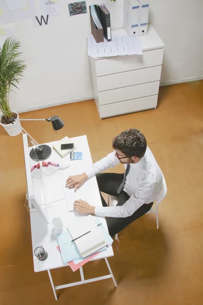 Joven hombre de negocios escribiendo una computadora en la oficina . — Foto de Stock