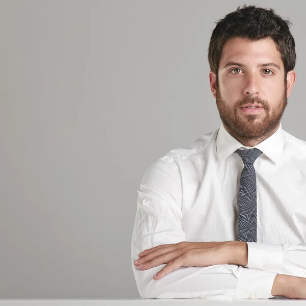 Portret van een jonge ondernemer camera kijken. — Stockfoto