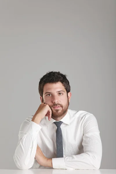 Portret van een jonge ondernemer camera kijken. — Stockfoto