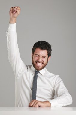 başarı kutluyor genç işadamı portresi.