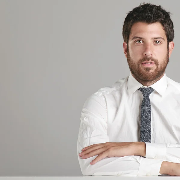 Portrait d'un jeune homme d'affaires regardant la caméra . — Photo