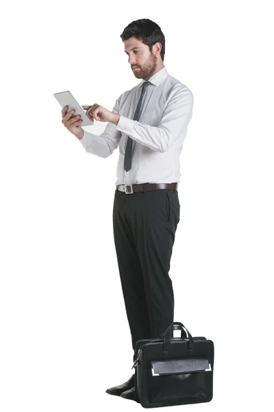 Joven hombre de negocios que trabaja con tableta digital . — Foto de Stock