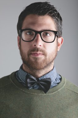 papyon ve gözlük gri arka plan üzerine giydiği şık genç adam.