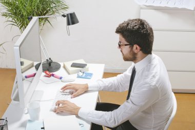 tipik bir bilgisayar ofiste genç işadamı.