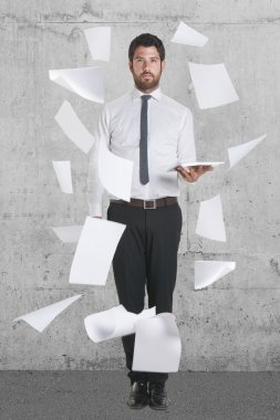 genç işadamı duran kağıtları uçan.