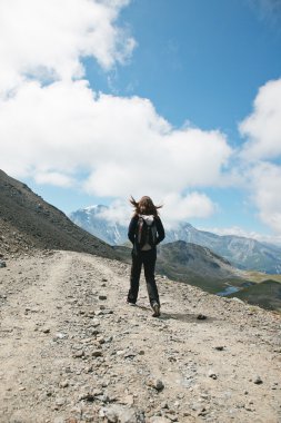 les Alpler, Fransa orman yolu üzerinde yürüyen hiker kadın.