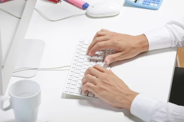 Händerna på ung affärsman att skriva på en dator. — Stockfoto