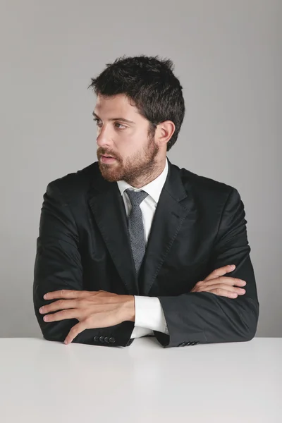 Portrait d'un jeune homme d'affaires regardant vers le côté . — Photo