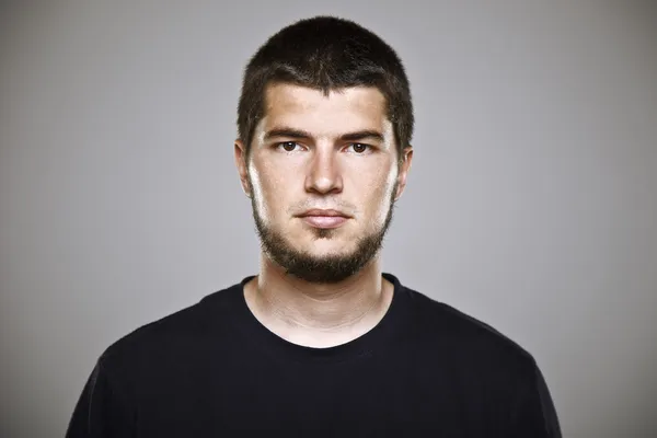 Retrato de un hombre real sobre fondo gris . — Foto de Stock