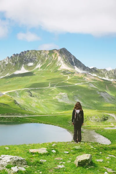 Vista posterior de la mujer excursionista contemplando el hermoso paisaje de los Alpes . — Foto de Stock