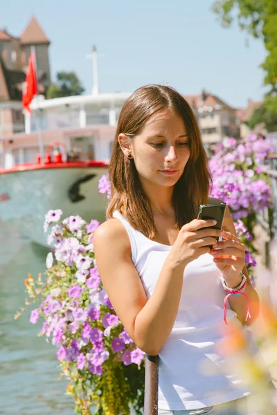Vacker kvinna sendind textmeddelande med mobiltelefon. — Stockfoto