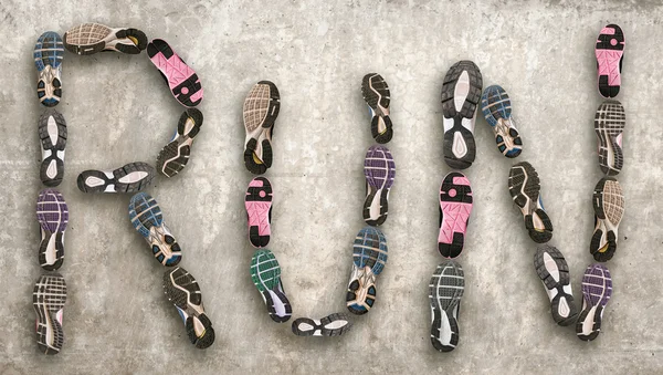 Sola de sapato diferente formando a palavra run . — Fotografia de Stock