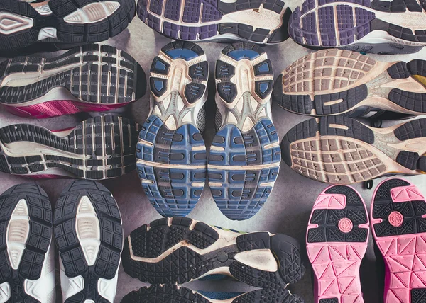 Sepatu sol yang berbeda pada latar belakang abu-abu . — Stok Foto