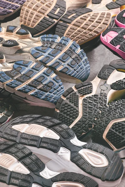 Andere Schuhsohle auf grauem Hintergrund. — Stockfoto