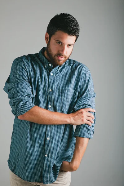 Atractivo joven con camisa a cuadros . — Foto de Stock