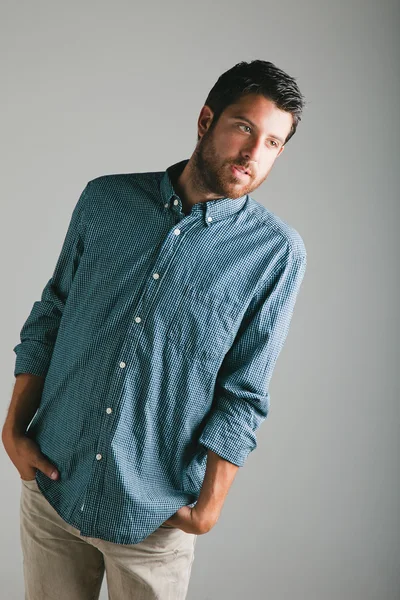 Atraktivní mladý muž s kostkovanou košili. — Stock fotografie