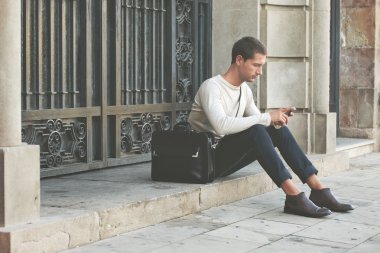 casual işadamı mekanlarda ileti gönderme.