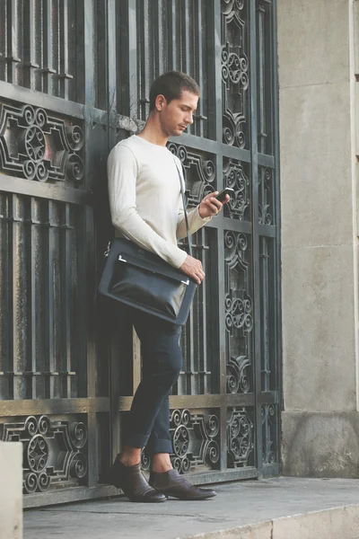 Hombre de negocios casual enviando un mensaje al aire libre . —  Fotos de Stock