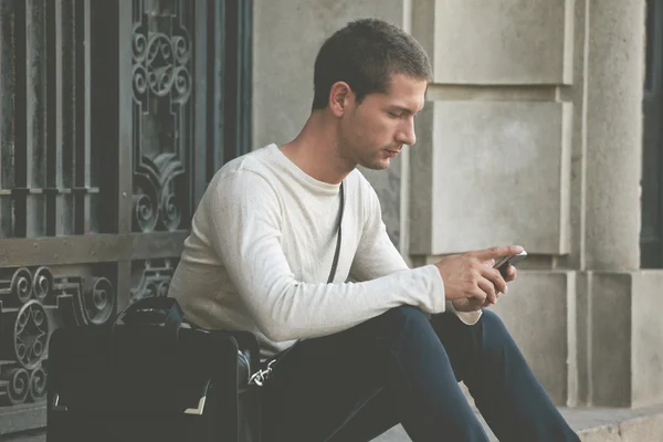 Hombre de negocios casual enviando un mensaje al aire libre . —  Fotos de Stock