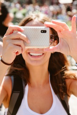 cep telefonu ile fotoğraf çekmek güzel bir genç kadın.