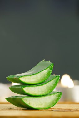 taze aloe vera dilim üzerinde mum ile ahşap.