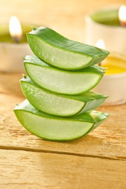 taze aloe vera dilim üzerinde mum ile ahşap.